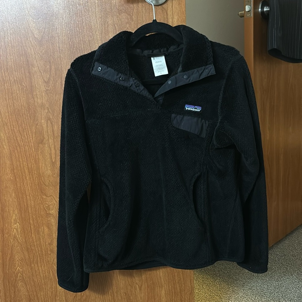 Patagonia women’s pullover in black size small
